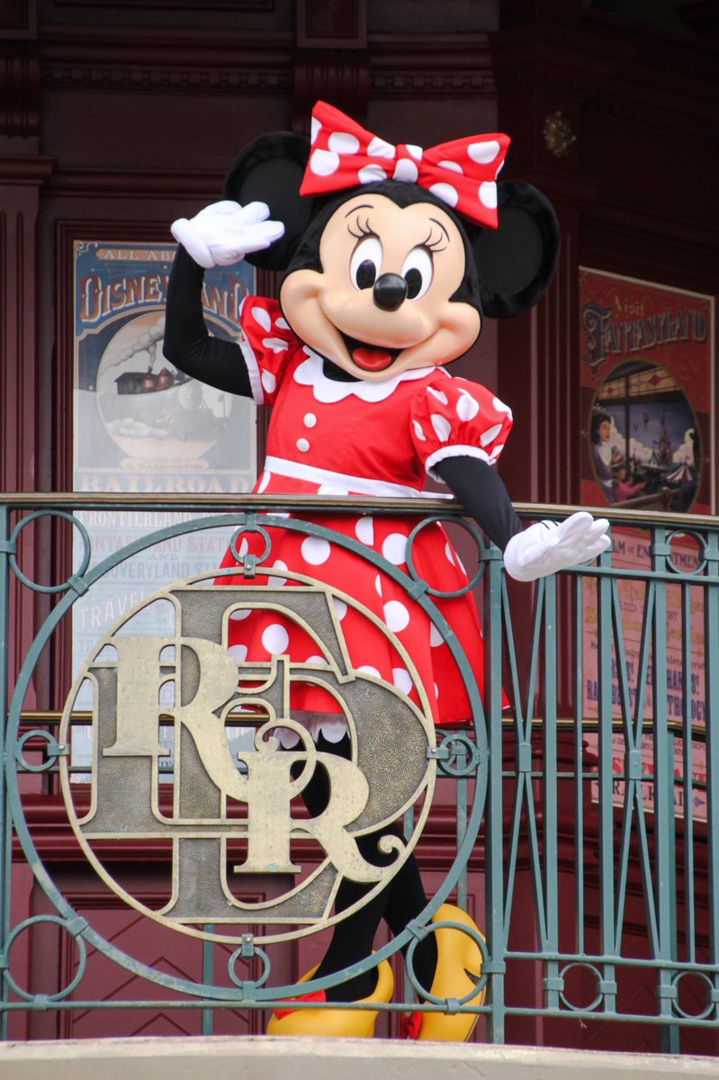 CharactersPBlog's tweet photo. The ever so lovely Minnie Mouse is getting ready for a date with her sweatheart Mickey tonight! 92 never looked so young for them. Happy Debut Day! ✨
#mouseparty #mickey92 #minnie92 #debutday #happybirthday #throwback #charactermeet #DisneylandParis #DisneyParks #MinnieMouse https://t.co/ah1Us82wL5