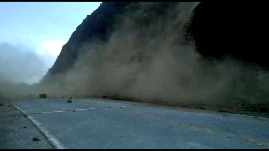 Subz6M's tweet photo. #MTOPInforma: en el km 57 de la vía Cuenca-Molleturo-El Empalme, un nuevo deslizamiento ocurrido esta mañana obstruye parcialmente la calzada; personal trabaja en la limpieza.
Es importante conducir con precaución, ante el riesgo de desprendimientos. https://t.co/eGYbnl3etn