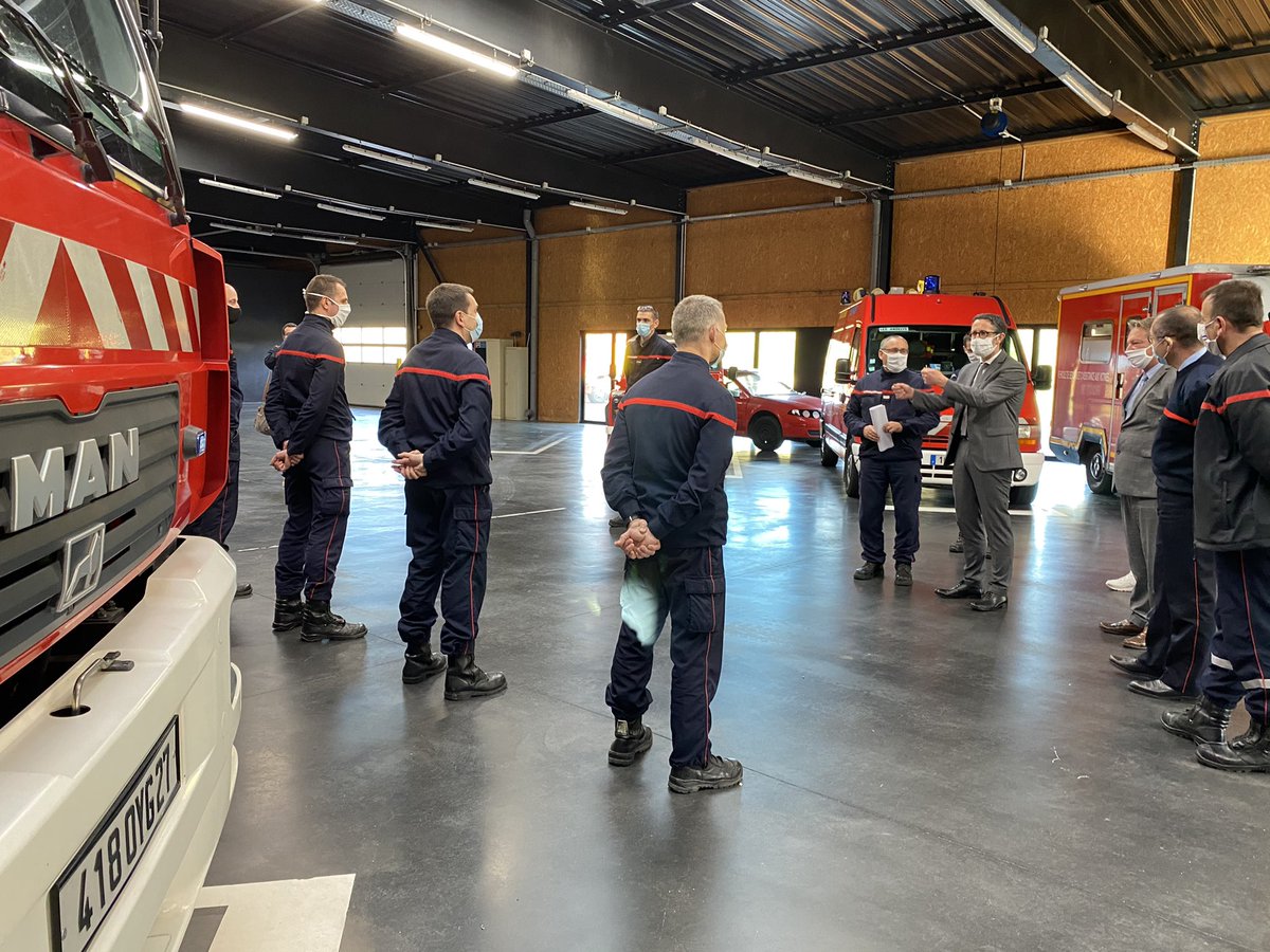 sdis27's tweet photo. Aujourd’hui M. Filippini @Prefet27 et M.  Duché  maire de @LesAndelysFR sont venus rencontrer et échanger avec le colonel Ducouret #ddsis le lieutenant Thouvenot chef de centre et les #sapeurspompiers de #LesAndelys autour de la résilience du #Covid de la #Sécurité &amp; de la #CMIC https://t.co/lLQhLa4Wjj