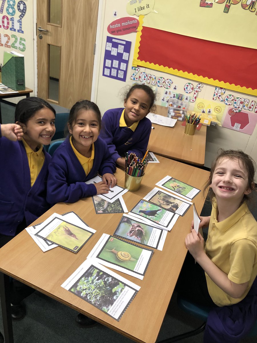 MsAl_Alousi's tweet photo. In Topic today, we explored food chains...looking at different types of predators and prey. We found out that some animals can be both! @HeadLHS @LHS_Watford #LHSscience @LHS_Blackstaffe 🔍🦉🐺🐌 https://t.co/ruceZMq3UR