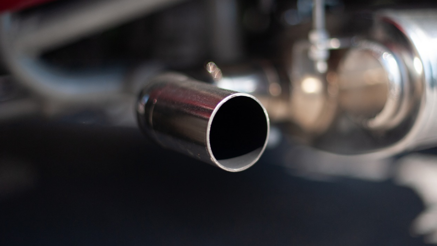Clubic's tweet photo. Royaume-Uni : les véhicules diesel et essence neufs interdits dès 2030 ? https://t.co/5TwuW6TDoL https://t.co/aJPywkc06B