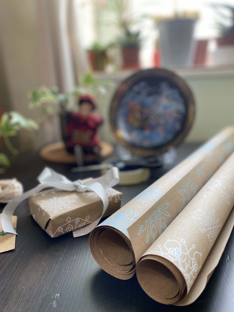quintsprints's tweet photo. #wrappingpaper available in blue or white from: https://t.co/u6jZg2ztR5

#art #printmaking #snowflake #snowflakes #brownpaper #gift #giftwrap #blue #white #handmade #handprinted #screenprint #pattern #repeatpattern #patterndesign #design #christmas #christmasideas #christmasgifts https://t.co/BdYdQvTufF