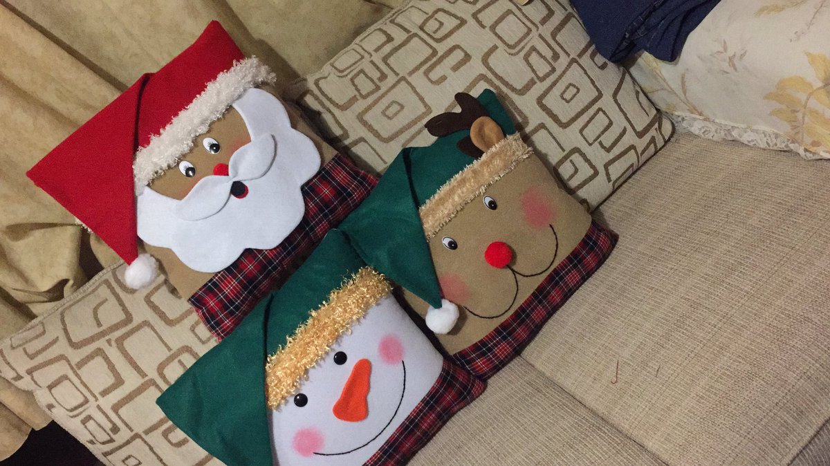 crashover8's tweet photo. #CosasdeNavidadX  lleve lleve cojines navideños informes inbox https://t.co/DtYhYypDby
