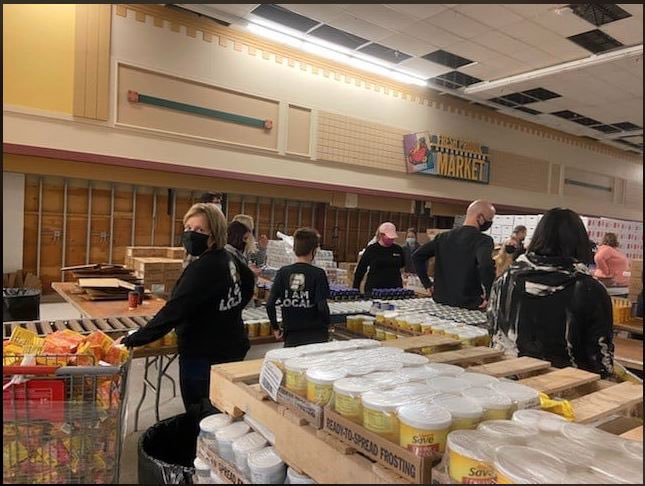 Laura_deCastro's tweet photo. We ⁦@CSIsolutions⁩ are so impressed with the teamwork shown from Pioneer Bank &amp; Trust as they worked together packing food boxes for their local Salvation Army!  Great volunteer work!  #cx20Cares #SouthDakota #local https://t.co/9Pq4EcQL1j