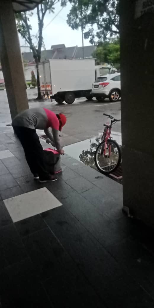 syamieyl95's tweet photo. Tangki air mata aku pecah malam ni, kenapa? Ianya berkait dengan gambar kt bawah. Teruskan membaca sehingga akhirnya.

aku harap korang viralkan ye, biar dapat tolong lagi ramai orang😭 #Alhikmahcharity 

From This                To This https://t.co/3fsR2lmHe7