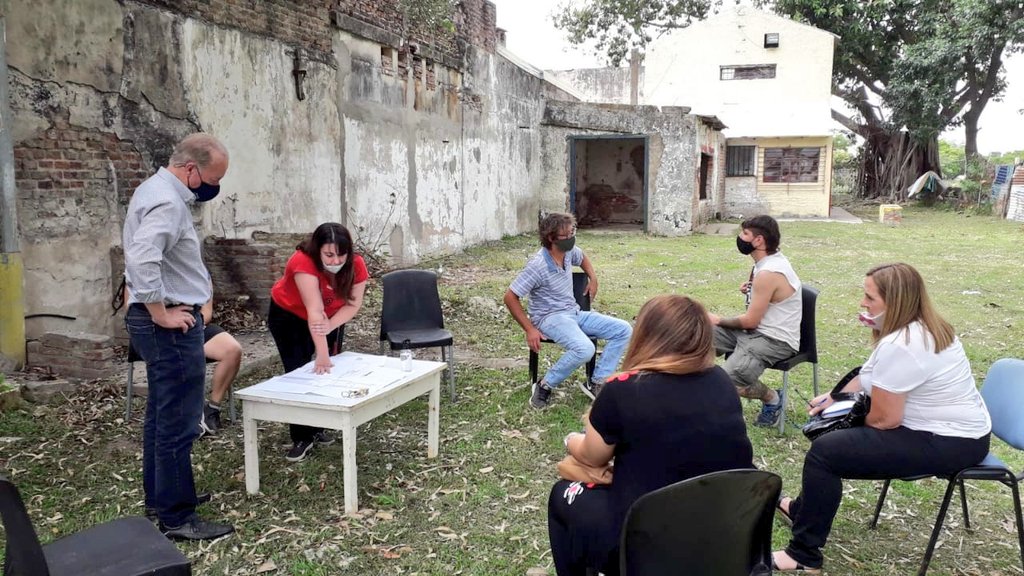 obras_desantafe's tweet photo. #Hábitat

El Secretario @ZorzonTITI junto a funcionarias de la Secretaria de los Derechos de la Niñez del @MinDesarrolloSF visitaron a @proyrevuelta que desarrolla un trabajo colectivo en cuanto a la producción, la defensa de la tierra, el arte y la educación popular. https://t.co/MBl65JlVqE