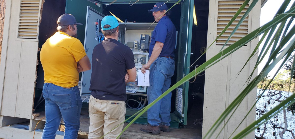 SeigleBill's tweet photo. Randy Mills a Rain Bird ASP at Signal Hill GC giving Chip Vickers the run down on his new Rain Bird pump.
#RBGOLF #RBPumps #MovinH20 #FISOUTDOOR https://t.co/LVfyILqiG2