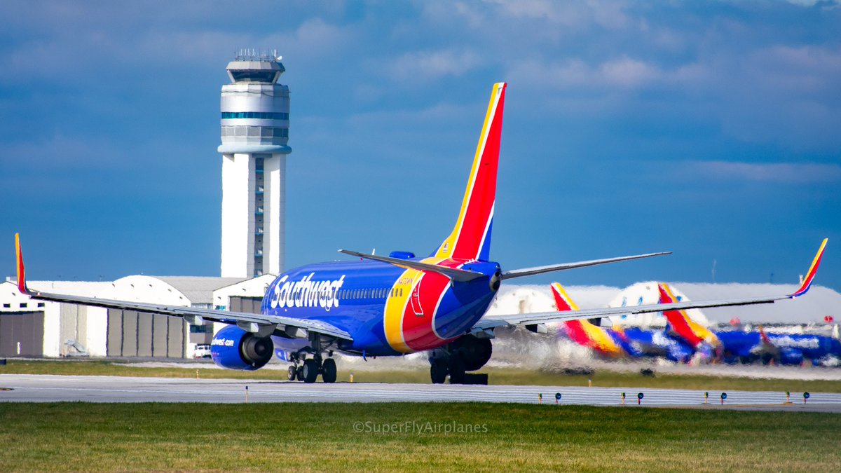 supflyairplanes's tweet photo. CMH Tower: “@southwestair 6375, fly runway heading, Runway 28L, cleared for takeoff!” #N470WN #B737 #ClearedForTakeoff #Runway #KCMH #SWA #TakeOffRoll #AvGeek #Boeing #Planespotting #AirportViews #JetBlast #Airplanes #Aviation #Aviators #ColumbusSpotters #SpottingInCbus https://t.co/oD194ERtcr