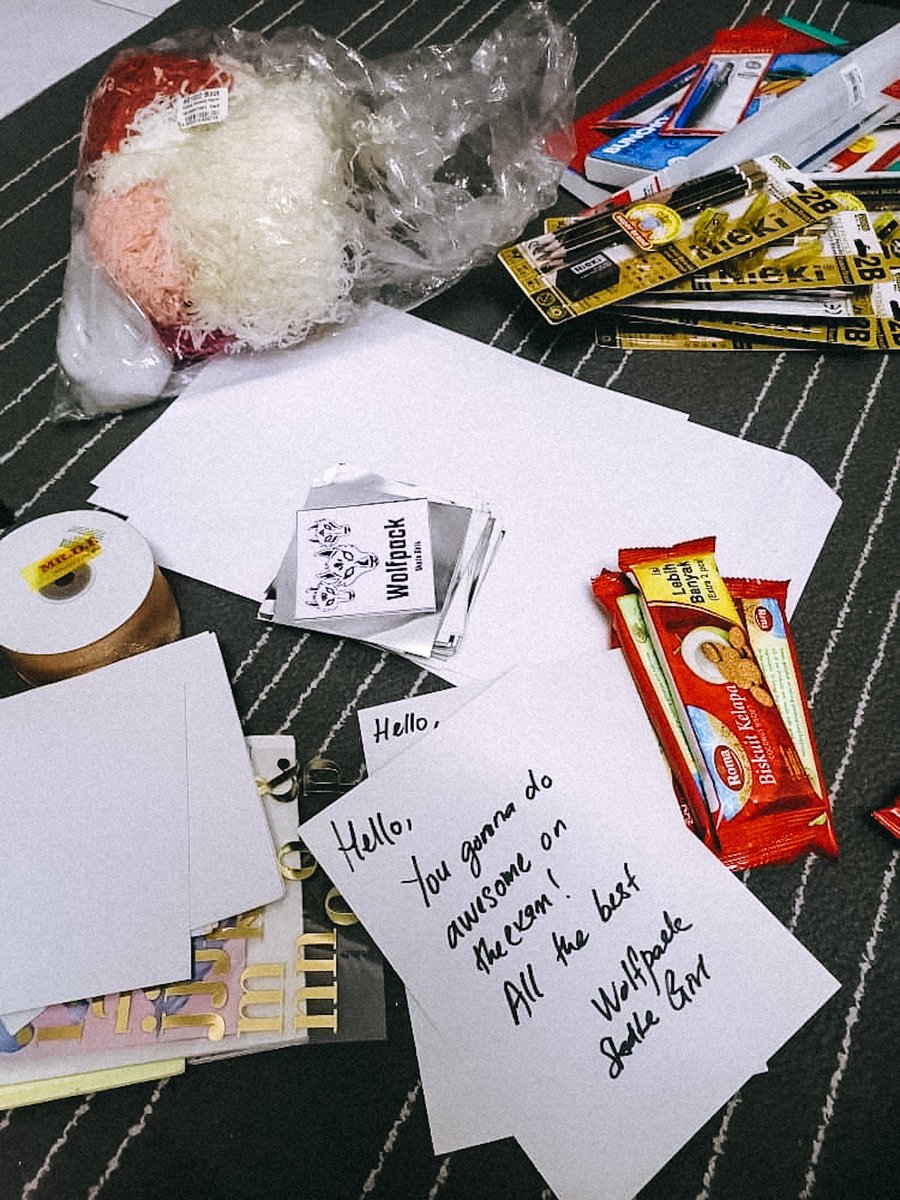 LongboardWomen's tweet photo. You don’t have to have much to give a lot ♥️
The girls from Wolfpack assembled “exam packs” with pens, proteins bars, stickers &amp; good-luck-notes to distribute among local students doing the Malaysian Certificate of Education exam.
How amazing are these girls?
#BeTheChange https://t.co/OLI7dbgyYN