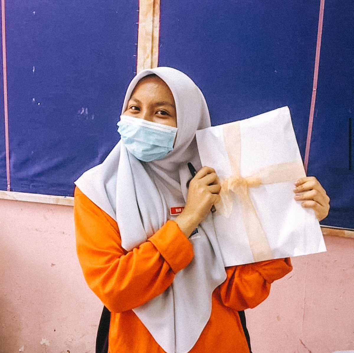LongboardWomen's tweet photo. You don’t have to have much to give a lot ♥️
The girls from Wolfpack assembled “exam packs” with pens, proteins bars, stickers &amp; good-luck-notes to distribute among local students doing the Malaysian Certificate of Education exam.
How amazing are these girls?
#BeTheChange https://t.co/OLI7dbgyYN