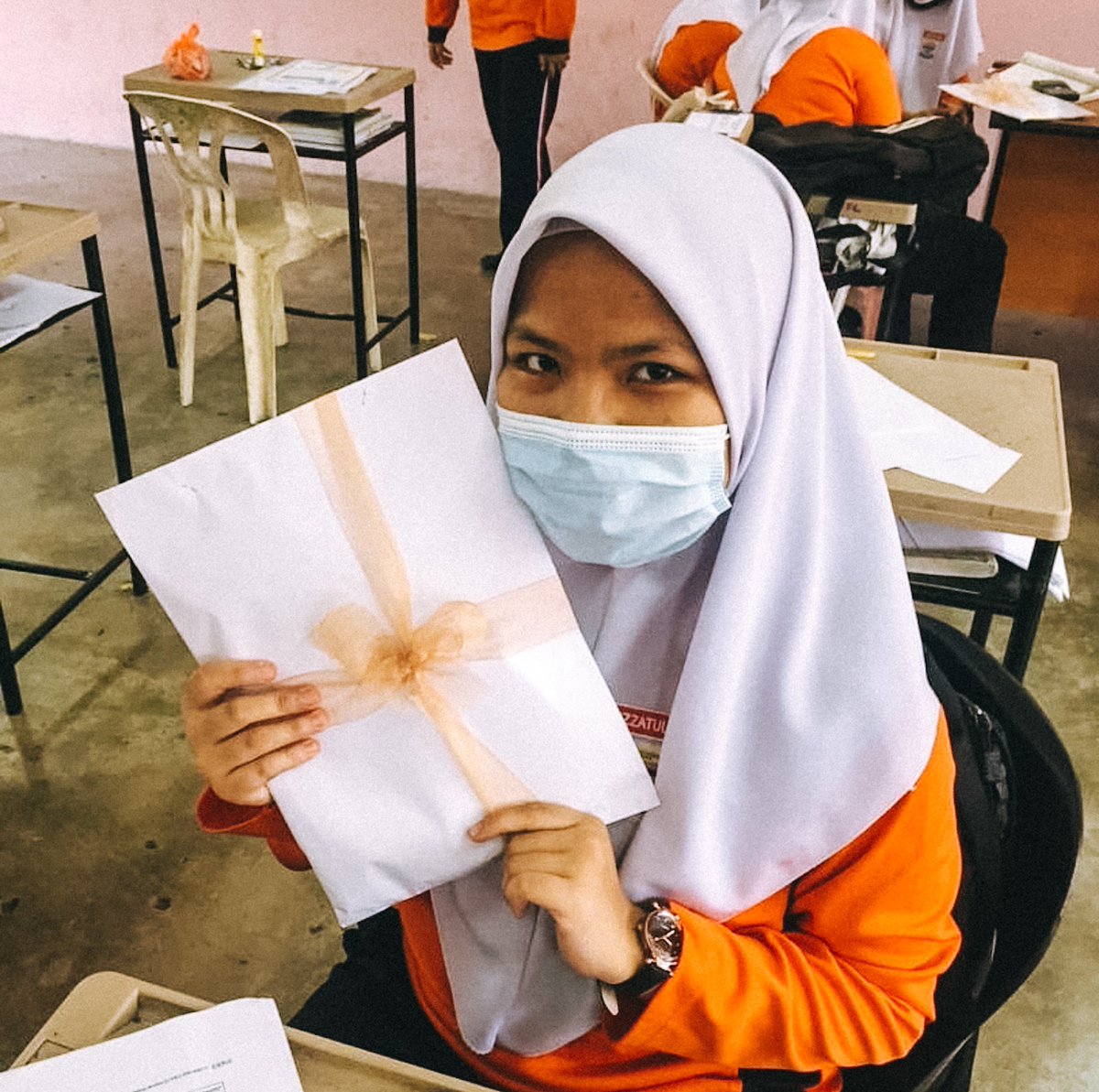 LongboardWomen's tweet photo. You don’t have to have much to give a lot ♥️
The girls from Wolfpack assembled “exam packs” with pens, proteins bars, stickers &amp; good-luck-notes to distribute among local students doing the Malaysian Certificate of Education exam.
How amazing are these girls?
#BeTheChange https://t.co/OLI7dbgyYN