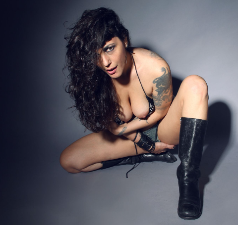 LUBRICACI&Oacute;N XXL. Me vierto vaselina liquida en la boca, en las tetas. Se deslizan los dedos en lo &iacute;ntimo