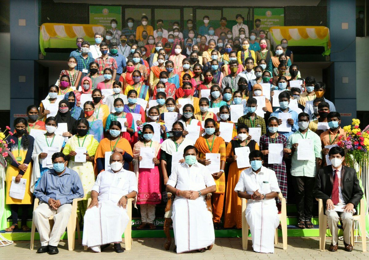 CMOTamilnadu's tweet photo. சென்னையில் நடைபெற்ற விழாவில் 2020-21 க்கான மருத்துவ கலந்தாய்வில் தேசிய தகுதி (ம) நுழைவு தேர்வில் தேர்ச்சி பெற்று அரசு ஒதுக்கீடு இடங்களில் 7.5% முன்னுரிமை அடிப்படையில் MBBS படிப்பிற்கான சேர்க்கை ஆணை பெற்ற அரசுப்பள்ளி மாணாக்கர்கள் நன்றி தெரிவித்து குழு புகைப்படம் எடுத்துக்கொண்டனர். https://t.co/BSFzaVjs7d