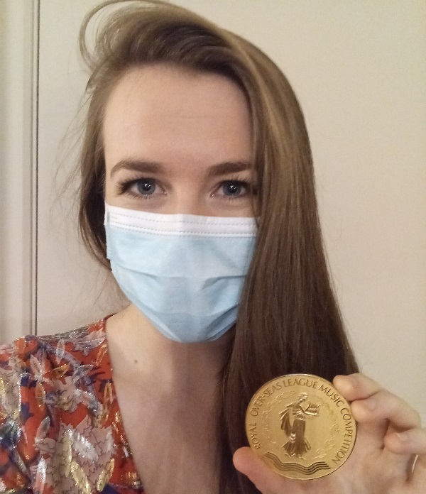 rosl1910's tweet image. This week, violinist Eleanor Corr was finally able to get her hands on the Gold Medal and £15,000 first prize of the 2020 Annual Music Competition. Huge congratulations to her! 

Sign up to watch the performances here: bit.ly/36LtQ3Q

#ROSLAMC #ClassicalMusic