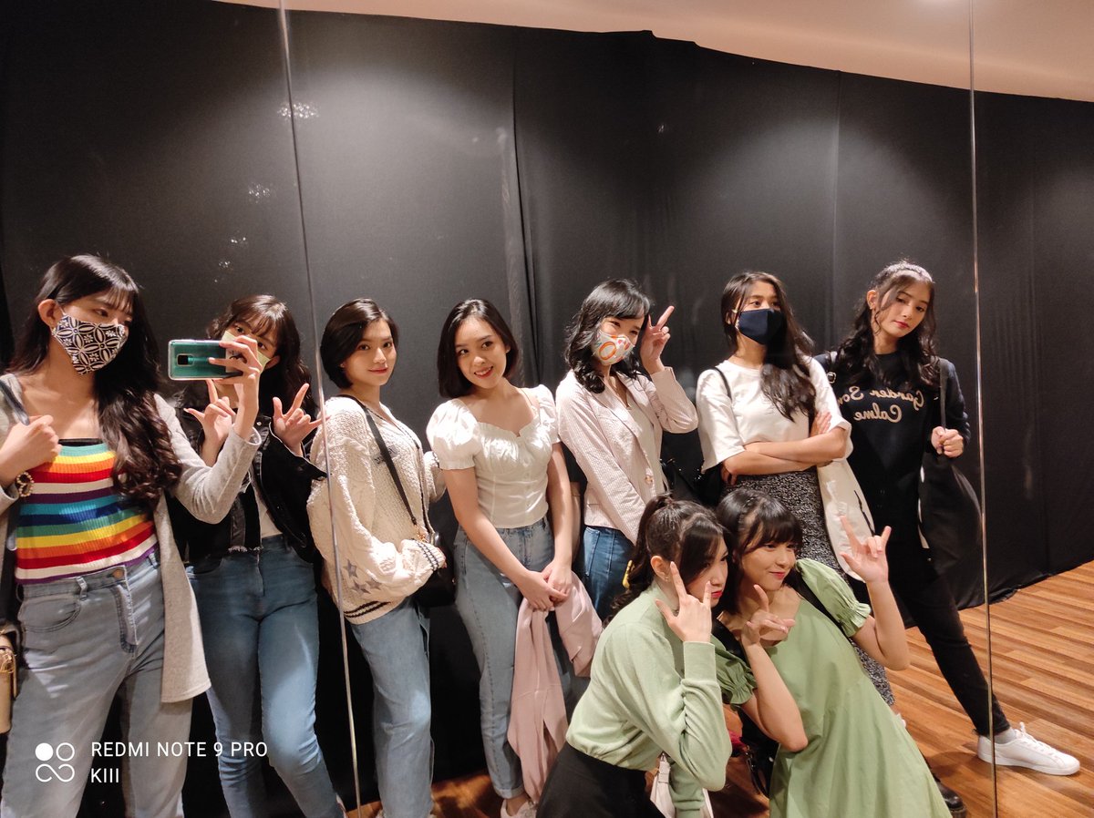 _JKT48TeamKIII's tweet photo. Terimakasih sudah nonton kami di GTV! K3sayangan kamu yg mana? Aku sih semua! Aaaak🥰🥰 https://t.co/reEFiKGuiv