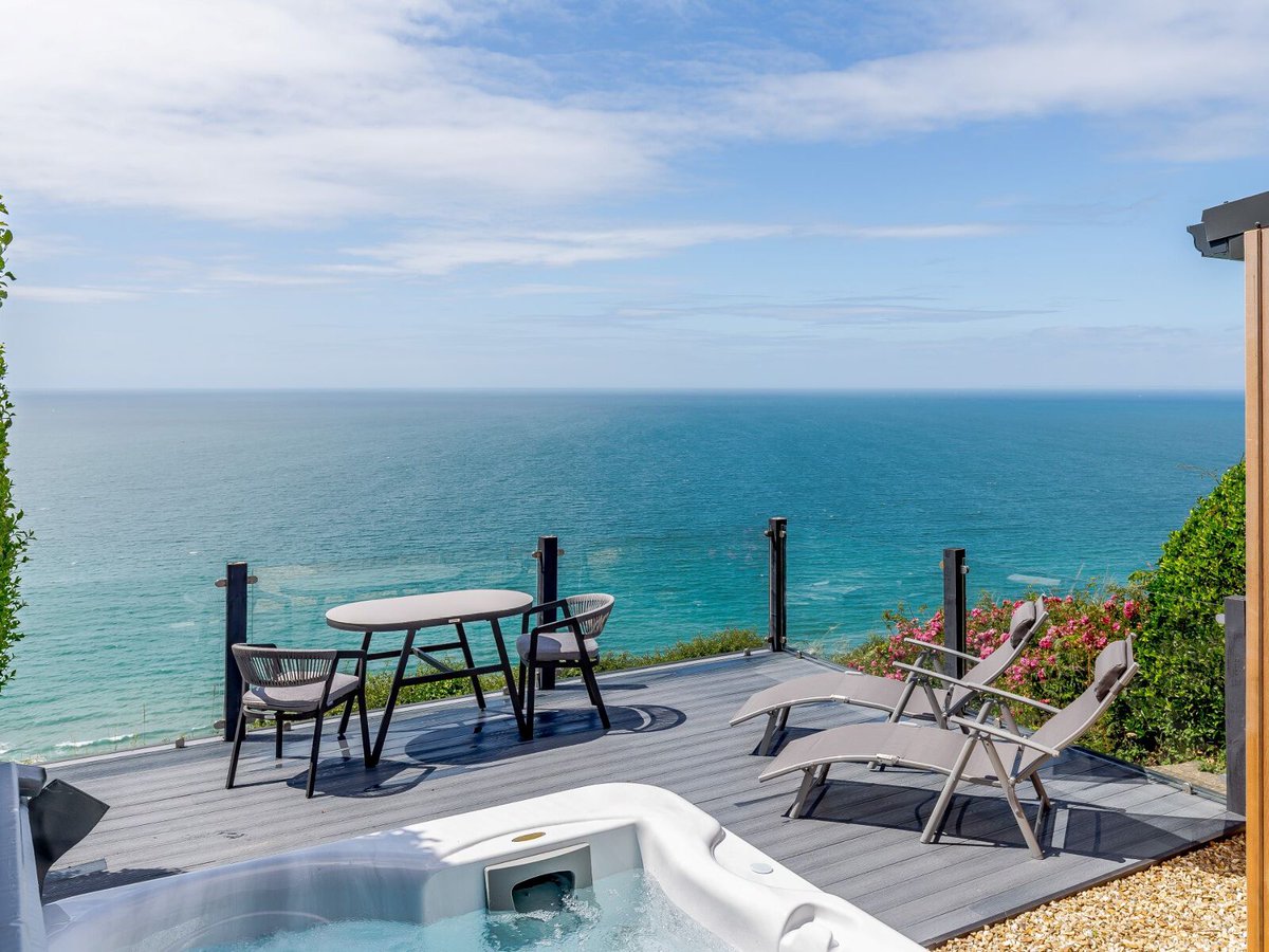 Post lockdown luxury hot tub chalet for couples overlooking the beach in Cornwall...
beachlets.co.uk/property/whits…