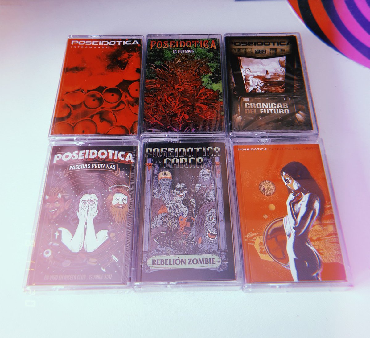 poseidotica's tweet photo. 📼 ¡Discografía completa en cassette! 😍

👉 En este enlace https://t.co/T9MvRCGBa2 hay 75 productos (vinilos, cds, k7s, remeras, posters) para mayor placer

Todo el material de nuestro sello @aquatalan disponible en @MercurioDisq, #TiendaCatch, @unionydifusion y @exilesrecords https://t.co/jMZ4eQtg09
