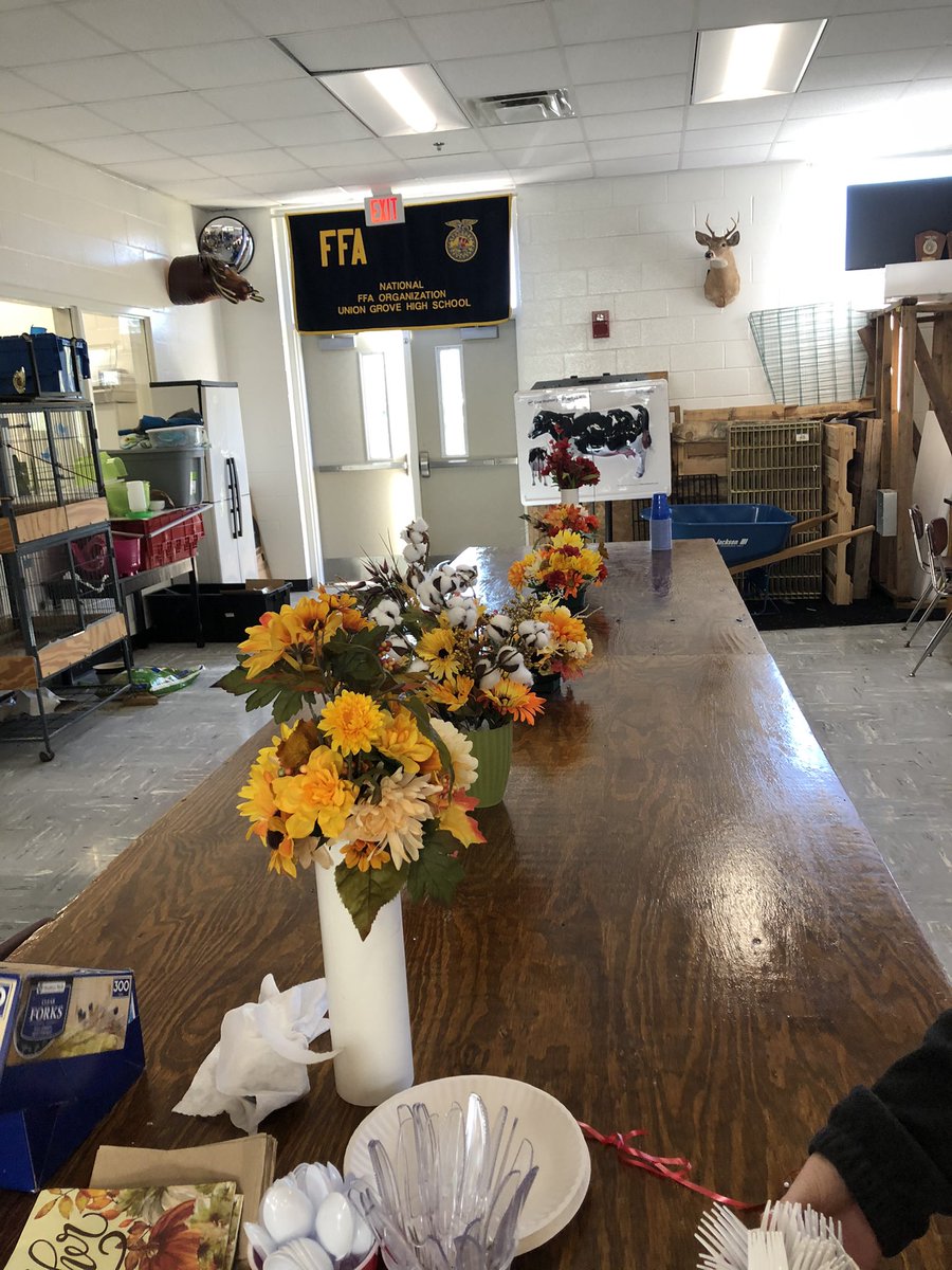 grove_ffa's tweet photo. Some of 4th period Plant Science students making beautiful floral arrangements! https://t.co/IIrSuczItW
