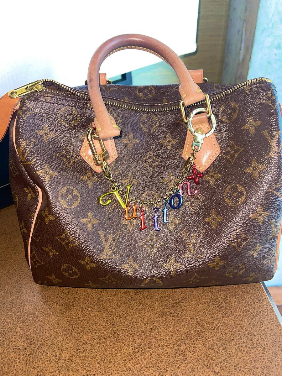 SimonaMangiante's tweet photo. This is funny. My bag is totally real.π people have a lot of free time & incredible creativity πππ #LouisVuitton #bandoulier #chainaccessory #Fashionista https://t.co/pYnWXUeI5l