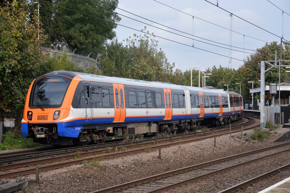 T442417's tweet image. A few pics from my recent trip to Bushey Train Station. 

Check out my YouTube video:
youtu.be/4SBokMFfwQQ

Featuring:
#londonoverground #class710 #class378 #avantiwestcoast #class390 #class221 #southernrail #class377 #class66 #lnwr #class350