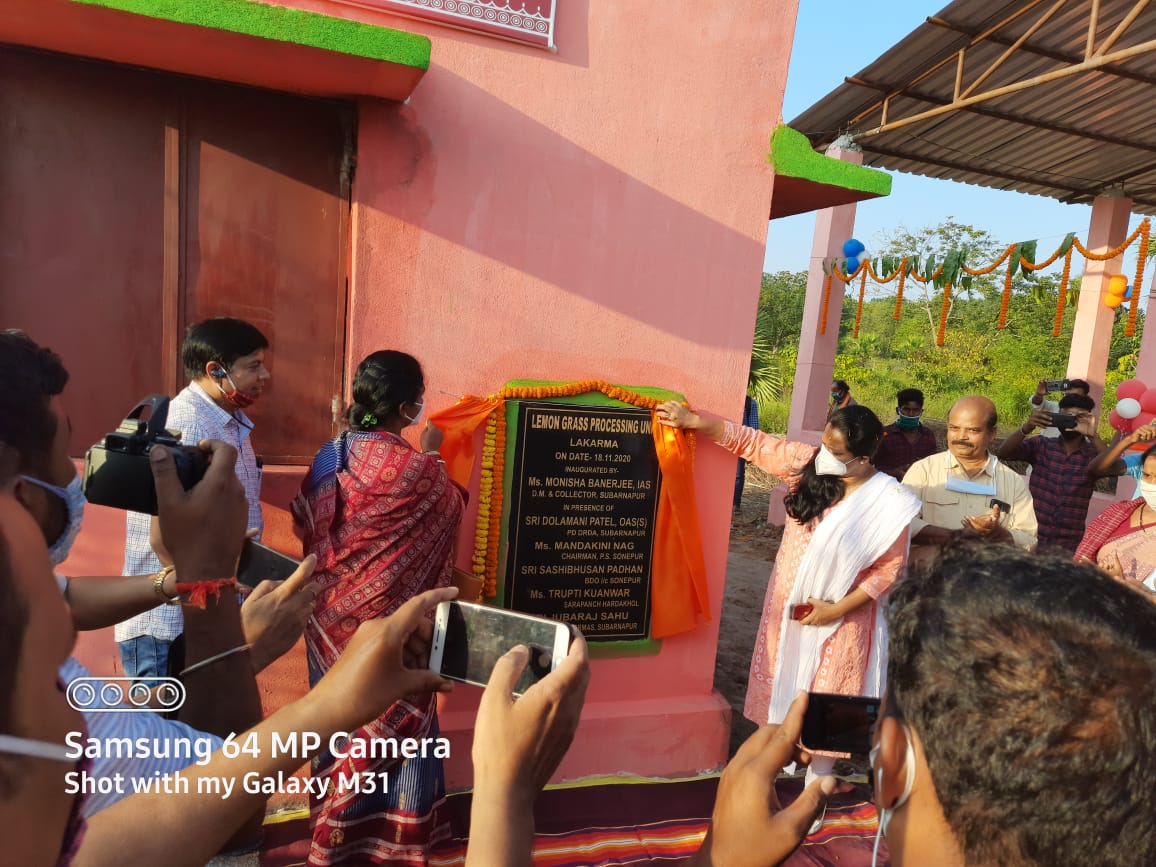 DM_Subarnapur's tweet photo. Inauguration of Lemon Grass Oil Extraction unit at Lakarma,  Sonepur by Collector &amp; DM. It's the Dream Project of Subarnapur district managed by Maa Grampati Producer Group, Lakarma. @WCDOdisha  @mission_shakti @PRDeptOdisha https://t.co/JcnlgztGaW