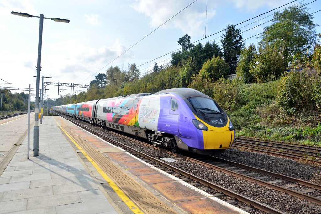 T442417's tweet image. A few pics from my recent trip to Bushey Train Station. 

Check out my YouTube video:
youtu.be/4SBokMFfwQQ

Featuring:
#londonoverground #class710 #class378 #avantiwestcoast #class390 #class221 #southernrail #class377 #class66 #lnwr #class350