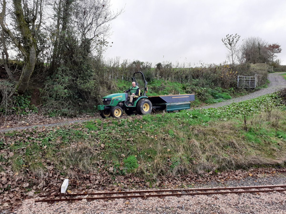 SedgemoorBoats's tweet photo. This 10ft Sedgemoor work punt is now sitting nicely on her owners pond in Devon. There's plenty of week to be clearing! #rowingboatbuilder #puntbuilder #pondmaintenance #pondsandlakes #Somerset #Devon https://t.co/6cNxsE77FU
