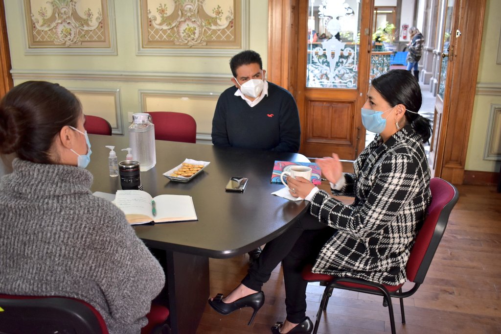 DesaEcoPue's tweet photo. La titular de @DesaEcoPue @CarmenMireyaCG se reunió esta mañana con #PedroRamos, fundador de @UPEXT, para coordinar proyectos de colaboración en favor de la población de migrantes poblanos. https://t.co/xWbYswYgga