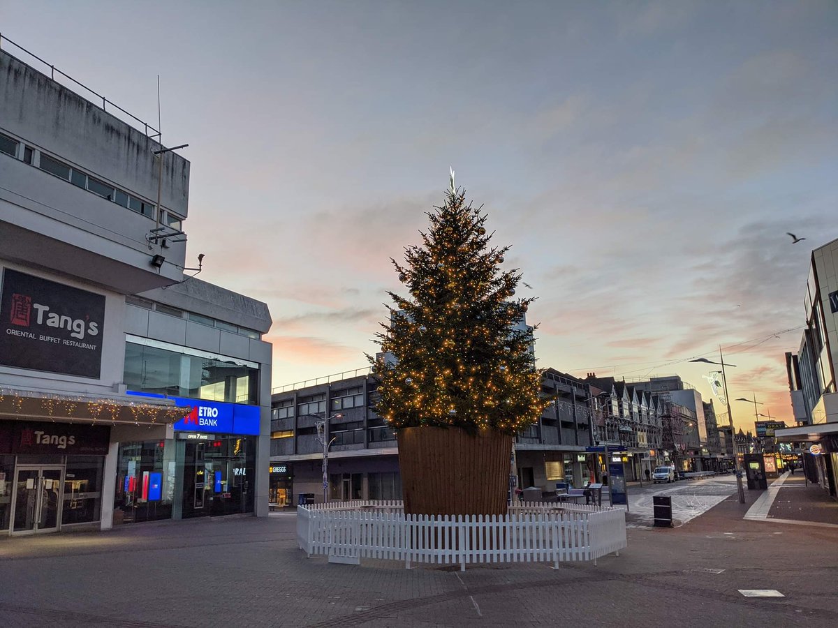 This year's Christmas Tree by @tjw19

#christmas #christmastree #southendchristmastree #southend #southendonsea #essex @southendbid @VisitSouthend