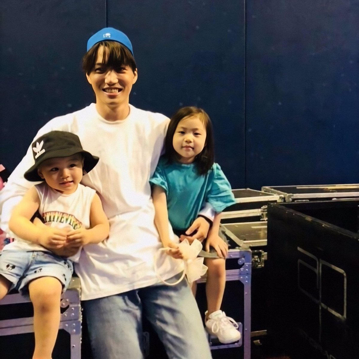 chanbaekhyuned's tweet photo. kaibaek best uncles 🥺❤

baekhyun with                jongin with
siwoo &amp; soyul 🐶         raeon &amp; rahee 🐻 https://t.co/632zJA7ryW