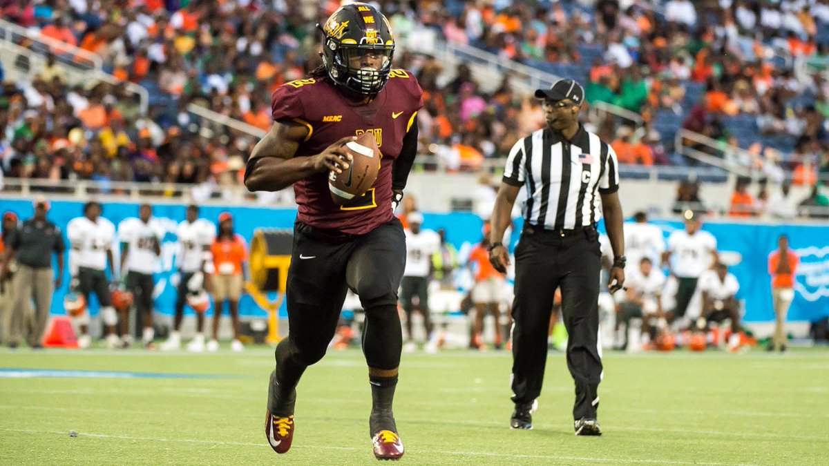 BCUGridiron's tweet image. ON THIS DAY (11/18)
2017 @FloridaClassic 
B-CU 29, FAMU 24
Down 24-10 entering 4th, Larry Brihm calls a bootleg audible for game winner, then Diquan Richardson seals it with a pick.

Cats' 7th in a row in the series...