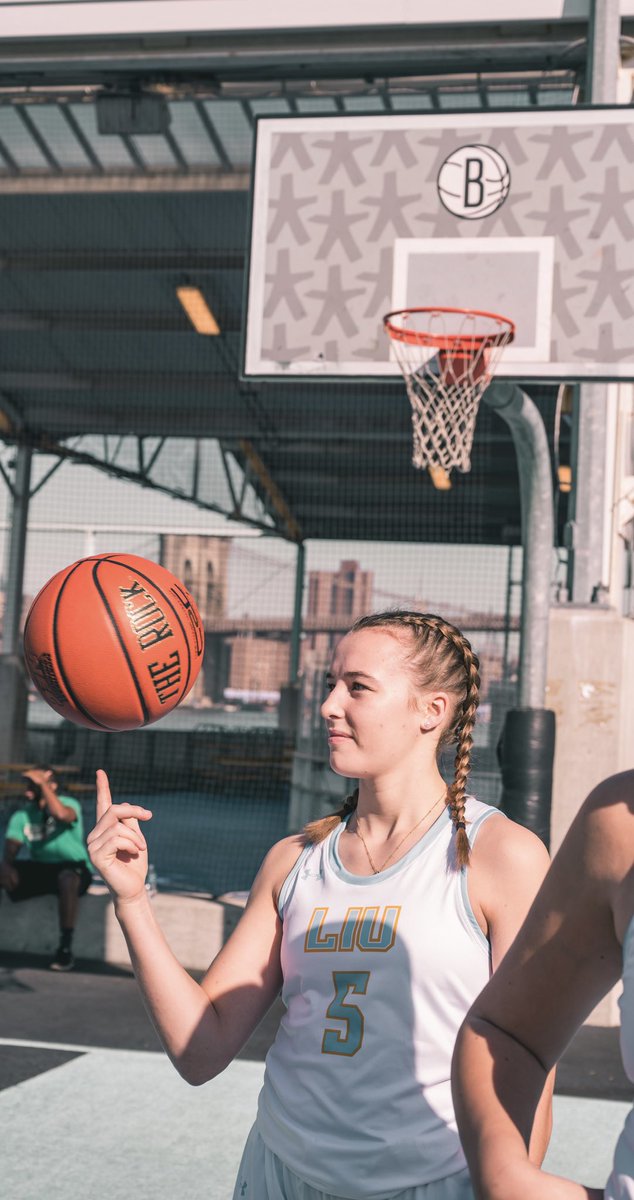 We heard #InternationalStudentsDay was yesterday ! So we’re extending the LOVE for another 24hrs. for Freshman Zoèe Hache! 

💛🦈 | #FAMILY 🇫🇷