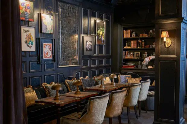 But (thank heavens) the Russell Hotel survived the high tide of modernism and is sailing on into the 21 century. It was recently given a 'makeover' (good buildings get recycled). Here it is today. Presumably it has had a pretty tough 2020. Hope the team there are doing ok