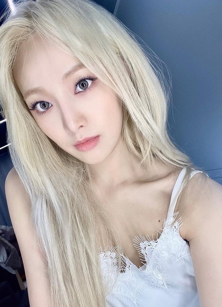 WITCH9S's tweet photo. June se robó la brujicámara únicamente para tomarse fotos y enamorar a la reinita Eunmi. ¿Nosotras celosas? tal vez, pero también deseamos que nos note porque la amamos y estamos muy ansiosas por el #𝗘𝗨𝗡𝗠𝗜2NDCB. ¡Mucha suerte! todas las brujitas te mandamos besos. 😽 https://t.co/jMZJWU4Wlj