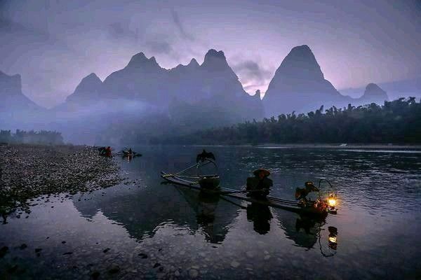 simontourcom's tweet photo. From Guilin to Yangshuo, along the Li River, is the most beautiful scenery in Guangxi: Gorgeous Karst peaks give you surprises at each bend of the limpid river under the blue sky. Water buffalo patrol the fields, peasants reap rice paddies, and fisherman float by on bamboo rafts https://t.co/hQyttg4O9z
