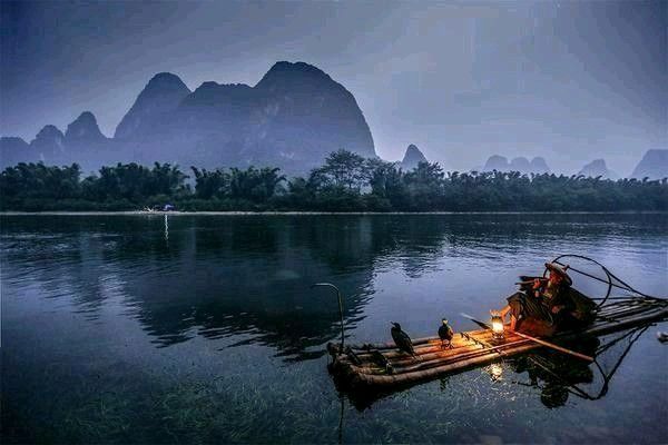 simontourcom's tweet photo. From Guilin to Yangshuo, along the Li River, is the most beautiful scenery in Guangxi: Gorgeous Karst peaks give you surprises at each bend of the limpid river under the blue sky. Water buffalo patrol the fields, peasants reap rice paddies, and fisherman float by on bamboo rafts https://t.co/hQyttg4O9z