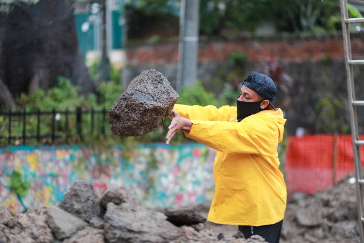 SecPrensaSV's tweet photo. #Iota | El equipo del Ministerio de @ObrasPublicasSV realiza esta tarde las excavaciones en la cárcava de la calle Las Palmas en la Colonia San Benito para remover la tierra y las tuberías que colapsaron para luego proceder a la reparación completa. https://t.co/xdbmoBxGgr