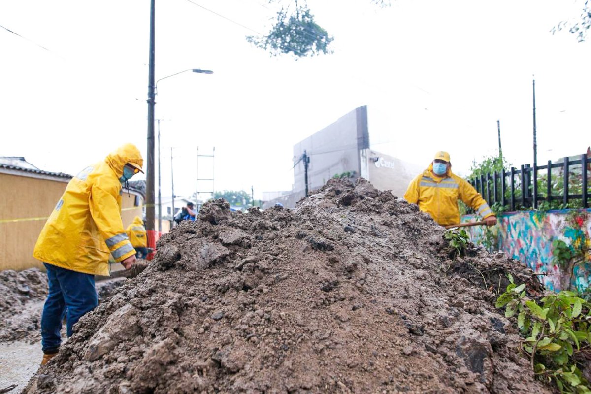 SecPrensaSV's tweet photo. #Iota | El equipo del Ministerio de @ObrasPublicasSV realiza esta tarde las excavaciones en la cárcava de la calle Las Palmas en la Colonia San Benito para remover la tierra y las tuberías que colapsaron para luego proceder a la reparación completa. https://t.co/xdbmoBxGgr