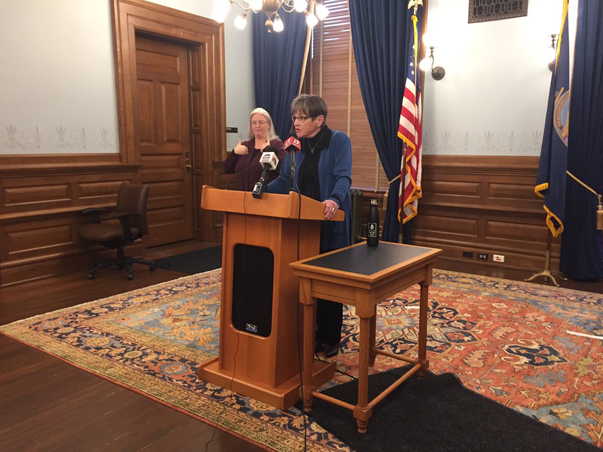 BREAKING: Gov. Kelly has announced a new executive order establishing a statewide face-covering protocol, which will go into effect one week from today. 

Local health officials in Kansas have the next week to develop a mask ordinance for their communities. #ksleg
