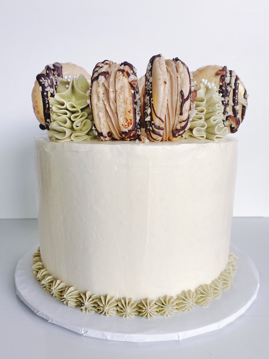 perfectbatch_to's tweet photo. 6 inch matcha💚cake with vanilla &amp; matcha buttercream🍰 with chocolate🍫hazelnut macarons🤎 https://t.co/fwVyMUmx7U