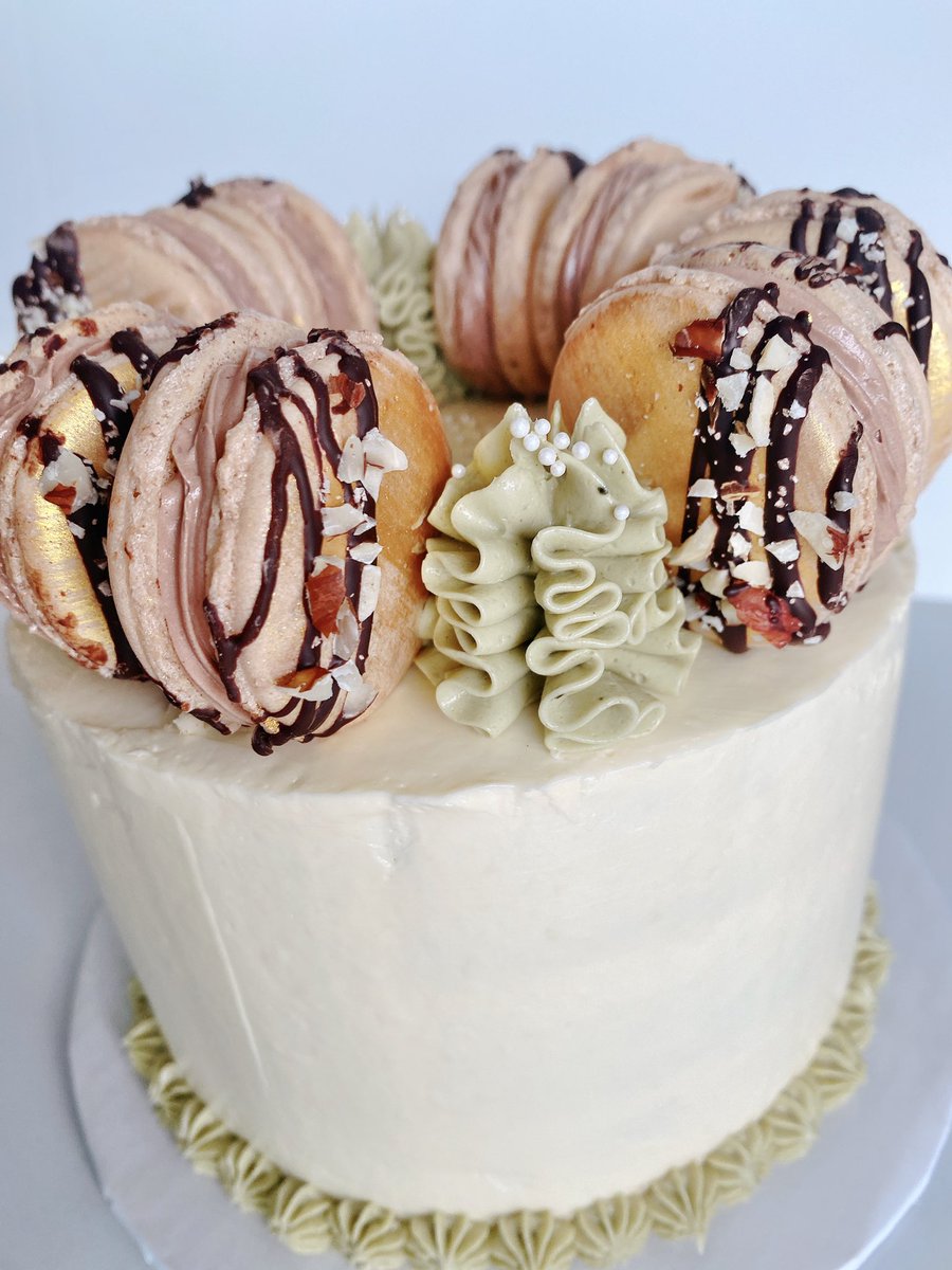 perfectbatch_to's tweet photo. 6 inch matcha💚cake with vanilla &amp; matcha buttercream🍰 with chocolate🍫hazelnut macarons🤎 https://t.co/fwVyMUmx7U