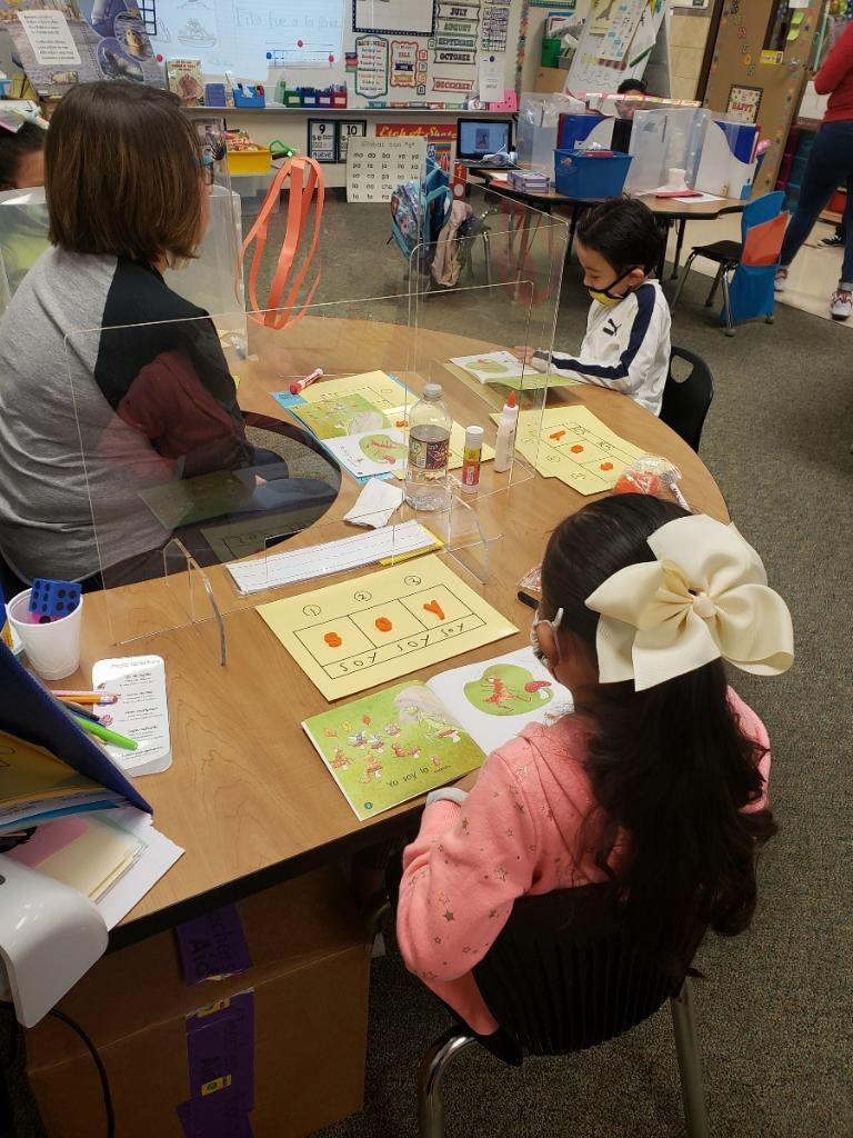 cdenoon5's tweet photo. Great Teachers teaching Phonics and Fonética #GardensElem #pisdesela https://t.co/EZageuMeI6
