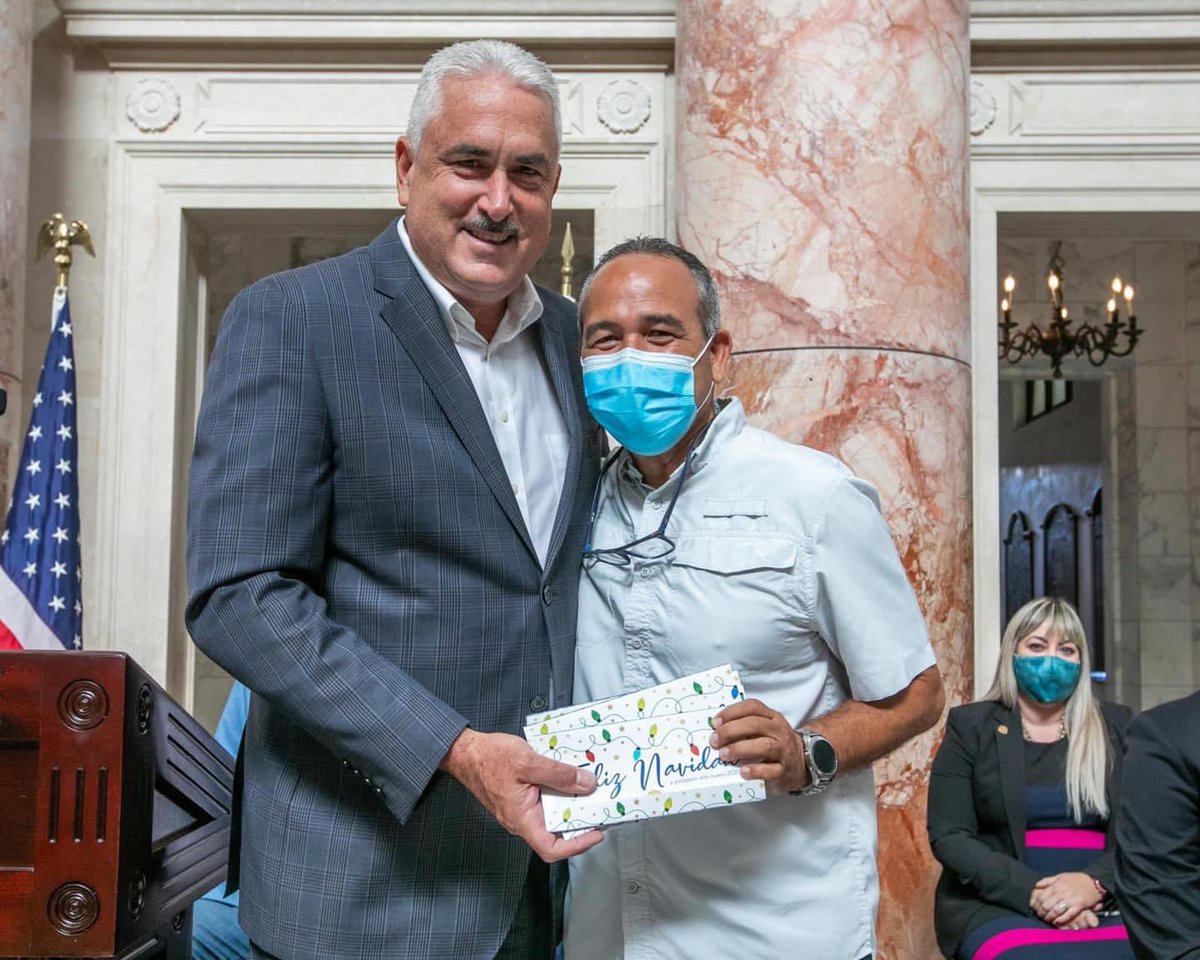 TRSLiderMaximo's tweet photo. @TatianaOrtizPR Tatiana se te ve la costura Mija de tantas fotos coges las de los que se quitaron la mascarilla para la foto. https://t.co/G6dV3L601m