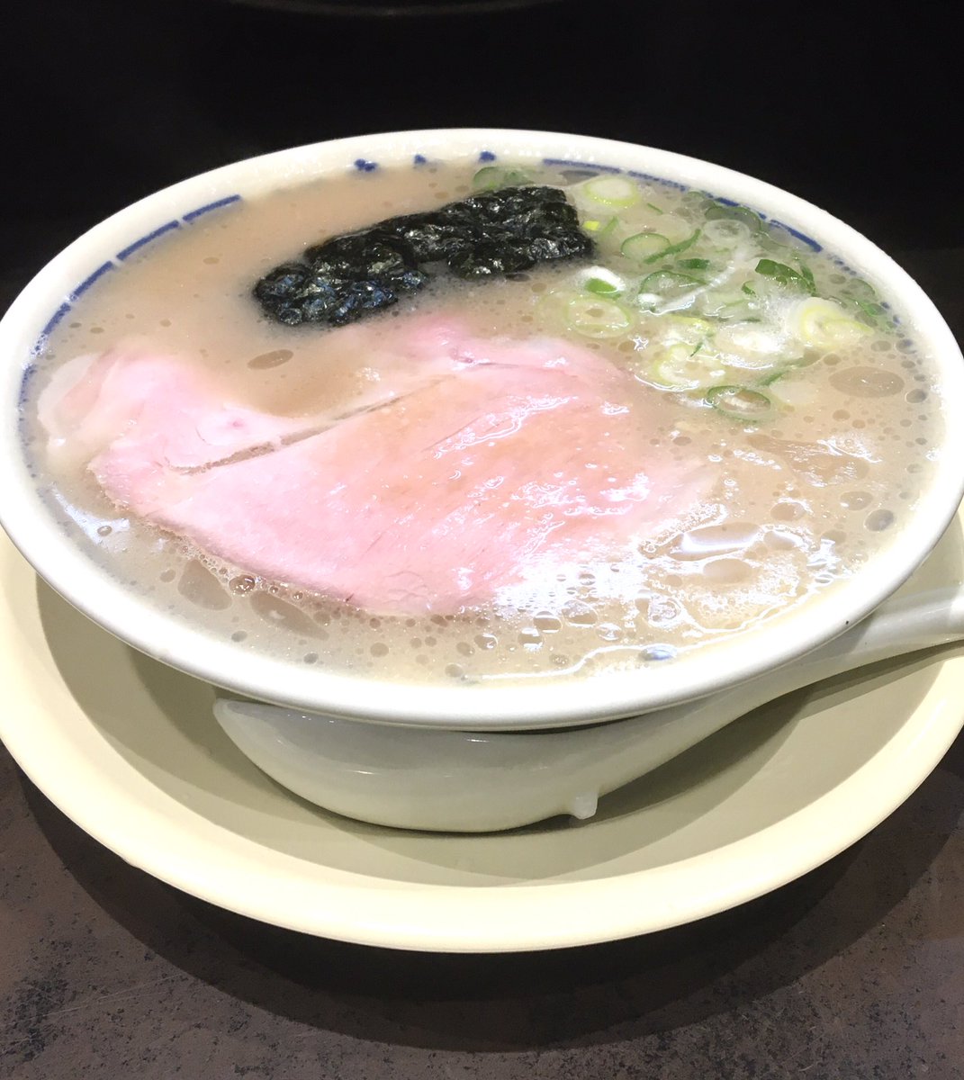 Gaku 福岡市 中洲川端の 中洲川端きりん 今年1月に中洲の本店と統合して 豚骨 醤油 つけ麺の3種類を出しています 豚骨はスープがなみなみ まろやか あっさりで食べやすい 拉麺ダレをかける卵かけご飯もおすすめ 福岡市 博多区 中洲川端