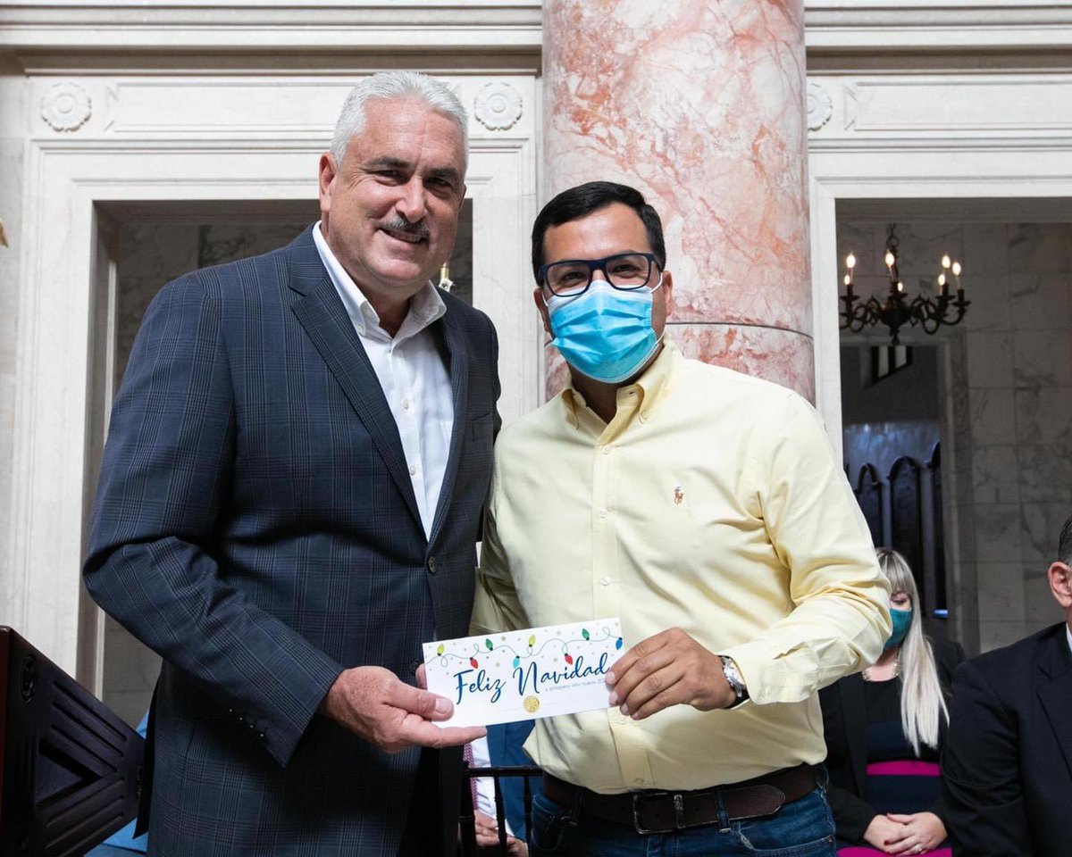 TRSLiderMaximo's tweet photo. @TatianaOrtizPR Tatiana se te ve la costura Mija de tantas fotos coges las de los que se quitaron la mascarilla para la foto. https://t.co/Tj9GtsGbxv