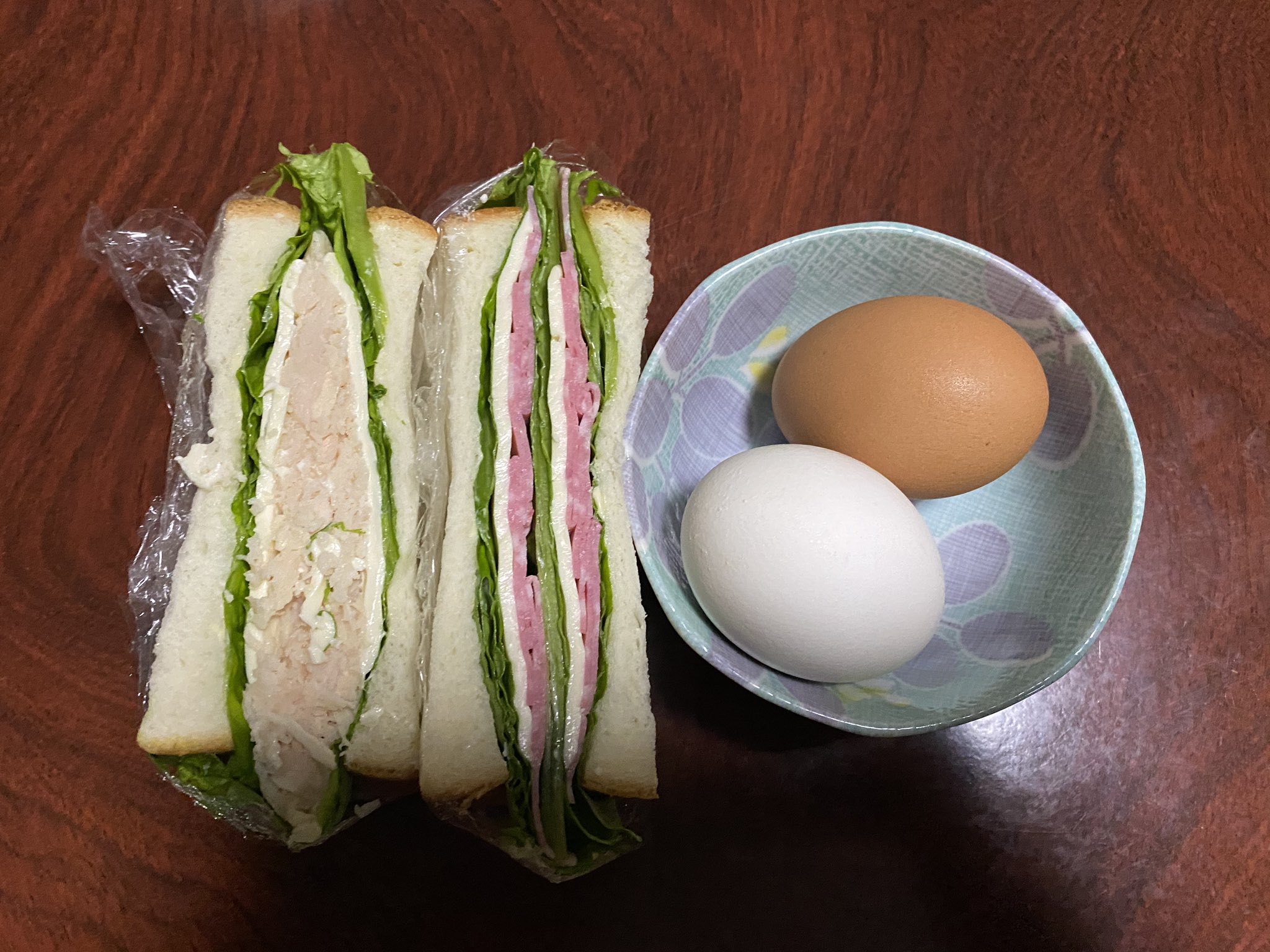 末 すえ おはようございます 今日の本業弁当は久しぶりに サンドイッチ サンチュ チーズ サラダチキン と サンチュ チーズ ビアソーセージ あと ゆで卵 も ダイエットwithジョン 食欲の秋 お弁当 T Co Rd6vimeobs Twitter