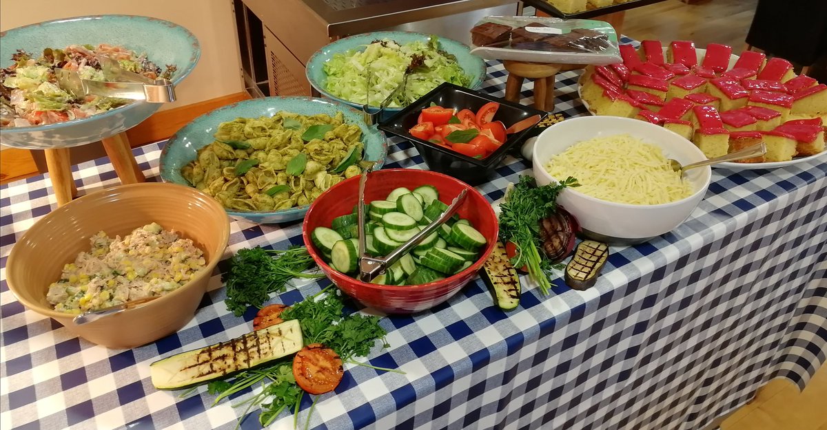 A touch of Southern France today with this homemade slow cooked sausage and bean cassoulet, homemade Yorkshire puddings accompanied by a lovely salad bar at Johnson's today <a href="/UppinghamSchool/">Uppingham School</a> <a href="/chefbenji64/">Ben Cook</a> @ChefSi71 @chefysimon <a href="/HolroydHowe/">Holroyd Howe</a> <a href="/OxfordAndrew/">Andrew Oxford</a> <a href="/rharte31/">Ronan Harte</a>