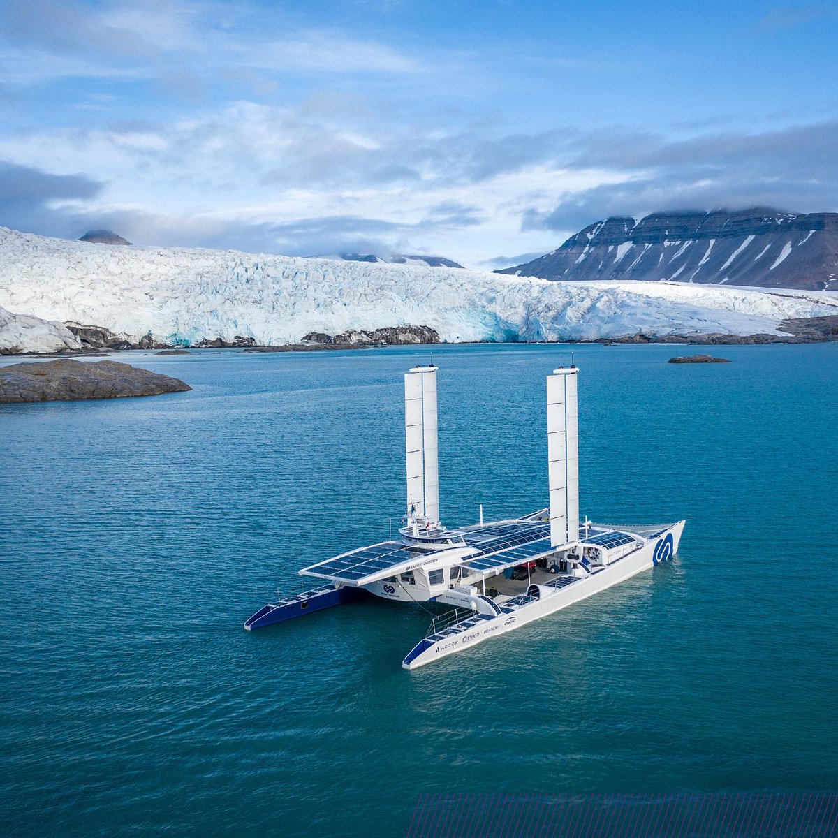 Nouvelle formation #Navale ⛴️🚢
L'ingénieur conduit des projets ambitieux tant en conception qu’en production. Il organise et anime des équipes, développe des véhicules de surface et des véhicules sous-marins de toute taille, participe à l’amélioration de l’impact environnemental