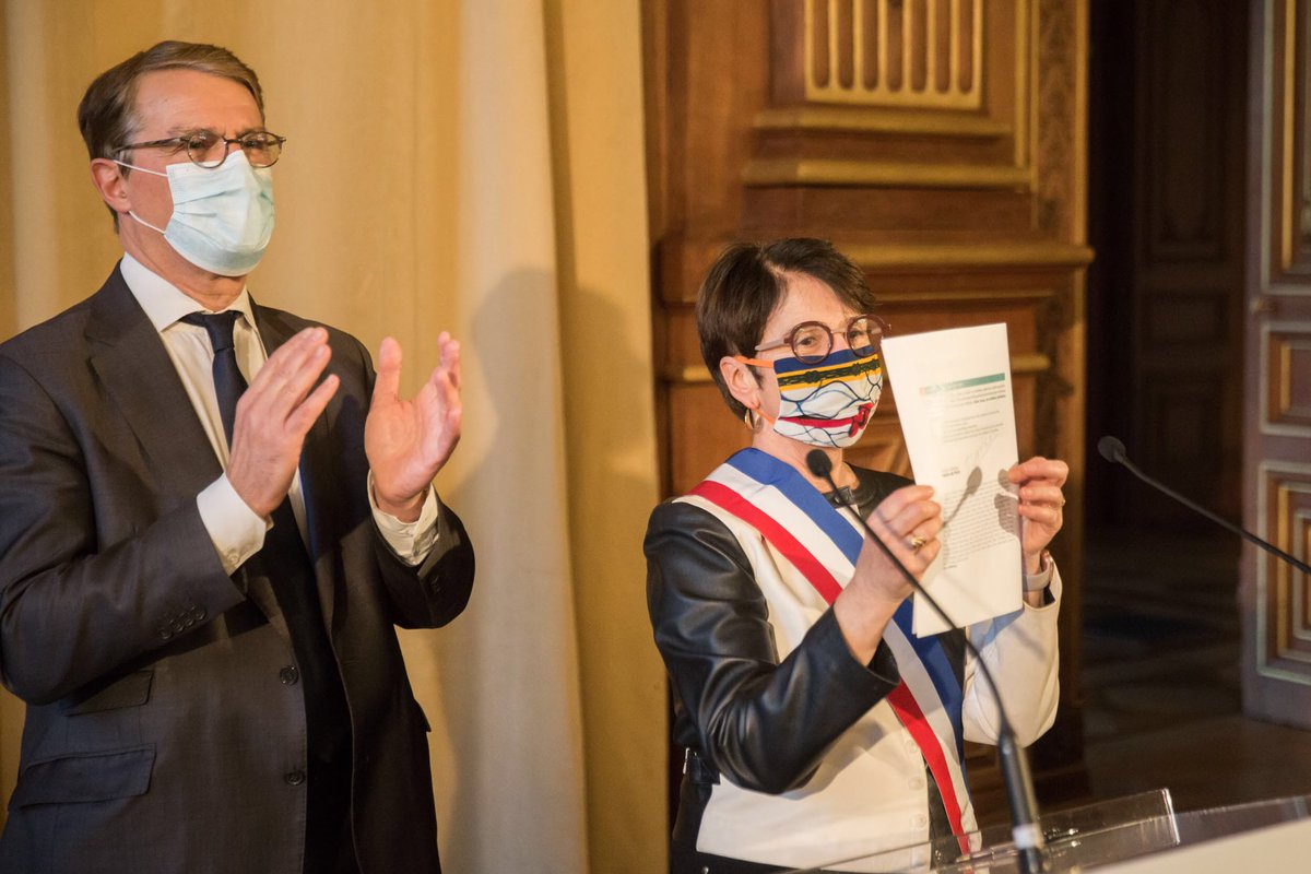 dversini's tweet photo. #JourneeInternationaledesDroitsdelenfant Cet après-midi des enfants parisiens nous ont présenté la charte parisienne des droits de l’enfant qu’ils ont rédigée pour @Anne_Hidalgo avec le soutien de la #missiondroitsdelenfant . Un moment émouvant partagé avec @pbloche https://t.co/VScNLekgEf