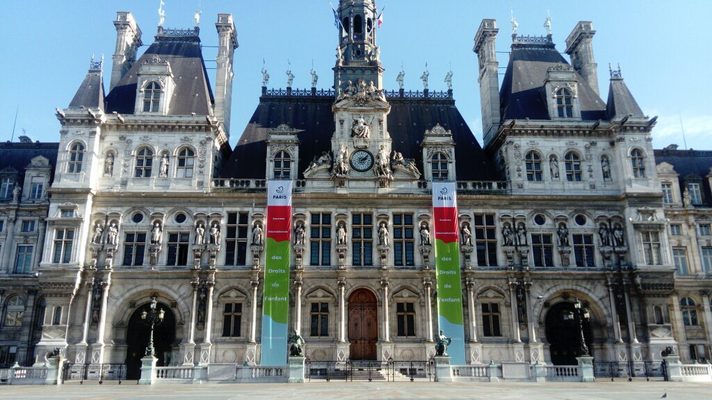 dversini's tweet photo. #JourneeInternationaledesDroitsdelenfant Cet après-midi des enfants parisiens nous ont présenté la charte parisienne des droits de l’enfant qu’ils ont rédigée pour @Anne_Hidalgo avec le soutien de la #missiondroitsdelenfant . Un moment émouvant partagé avec @pbloche https://t.co/VScNLekgEf